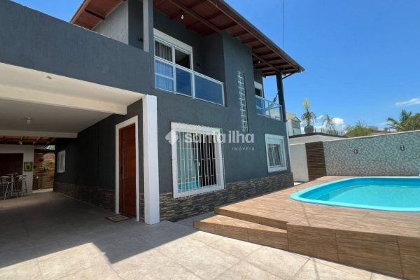Casa à venda com 174m², 4 quartos, 1 suíte, 2 vagas no bairro Morro das Pedras em Florianópolis