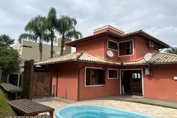 Casa em Condomínio à venda com 199m², 4 quartos, 1 suíte, 2 vagas no bairro Rio Tavares em Florianópolis