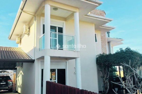Casa à venda com 136m², 3 quartos, 2 suítes, 3 vagas no bairro Campeche em Florianópolis