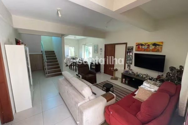 Casa para alugar com 180m², 4 quartos, 2 suítes, 3 vagas no bairro Campeche em Florianópolis