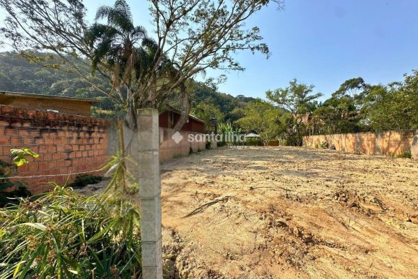Terreno à venda com 548m², 10 vagas no bairro Rio Tavares em Florianópolis