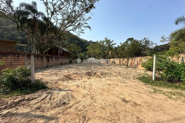 Terreno à venda com 548m², 10 vagas no bairro Rio Tavares em Florianópolis