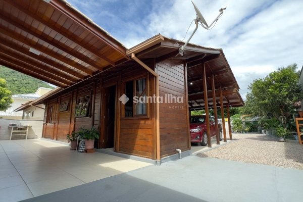 Casa à venda com 120m², 3 quartos, 4 vagas no bairro Ribeirão da Ilha em Florianópolis