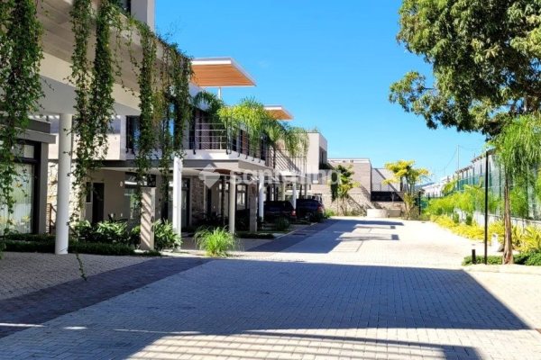 Casa em Condomínio à venda com 341m², 4 quartos, 4 suítes, 2 vagas no bairro Lagoa da Conceição em Florianópolis