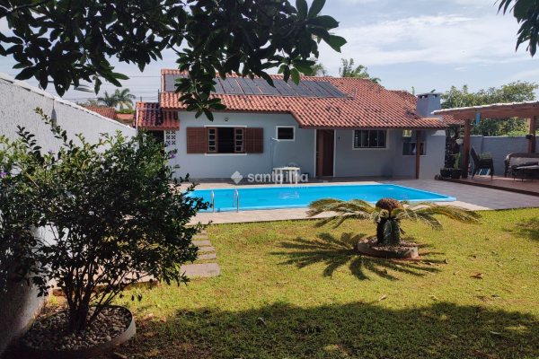 Casa à venda com 150m², 3 quartos, 2 suítes, 3 vagas no bairro Campeche em Florianópolis