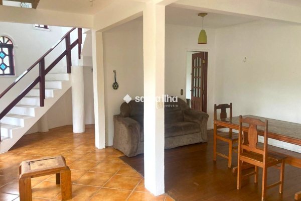 Casa para alugar com 130m², 2 quartos, 2 suítes, 2 vagas no bairro Rio Tavares em Florianopolis