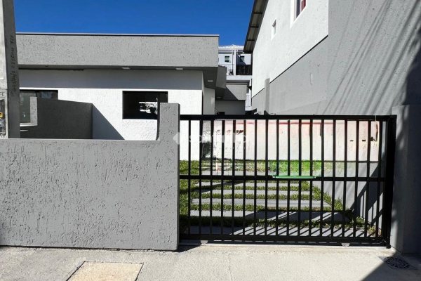 Casa à venda com 68m², 2 quartos, 1 suíte, 1 vaga no bairro Campeche em Florianópolis