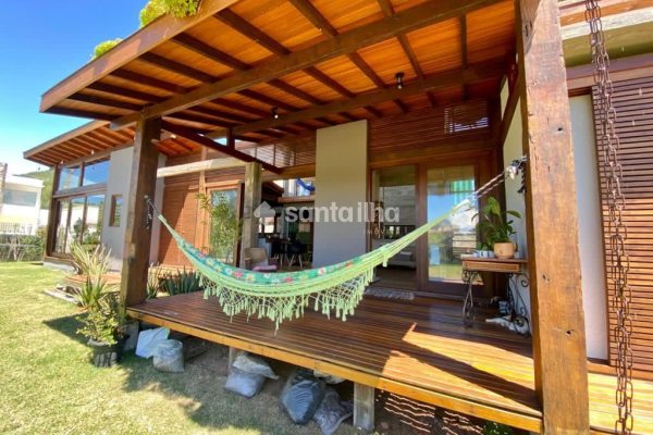 Casa à venda com 213m², 3 quartos, 1 suíte, 2 vagas no bairro Rio Tavares em Florianópolis