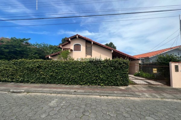 Casa à venda com 200m², 3 quartos, 3 suítes, 3 vagas no bairro Morro das Pedras em Florianópolis
