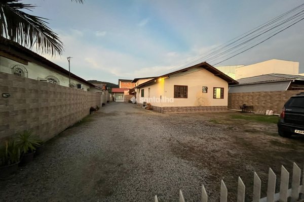 Casa à venda com 226m², 7 quartos, 7 vagas no bairro Campeche Central em Florianópolis