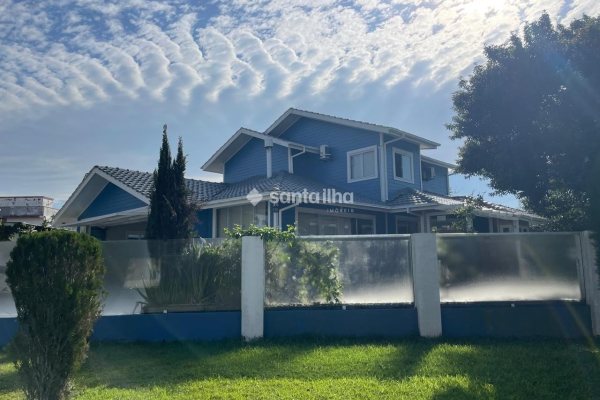 Casa à venda com 202m², 4 quartos, 2 suítes, 5 vagas no bairro Campeche em Florianópolis