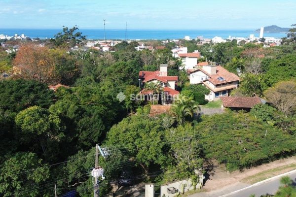 Terreno à venda com 200m², 3 quartos, 1 suíte, 3 vagas no bairro Rio Tavares em Florianópolis