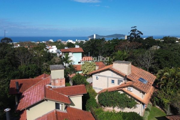 Terreno à venda com 200m², 3 quartos, 1 suíte, 3 vagas no bairro Rio Tavares em Florianópolis