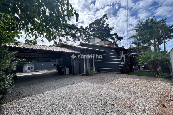 Casa à venda com 128m², 3 quartos, 1 suíte, 6 vagas no bairro Morro das Pedras em Florianópolis