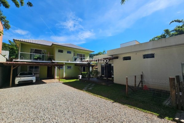 Casa à venda com 255m², 5 quartos, 2 suítes, 6 vagas no bairro Rio Tavares em Florianópolis