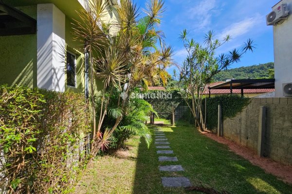 Casa à venda com 255m², 5 quartos, 2 suítes, 6 vagas no bairro Rio Tavares em Florianópolis