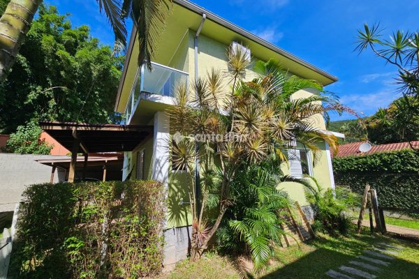 Casa à venda com 255m², 5 quartos, 2 suítes, 6 vagas no bairro Rio Tavares em Florianópolis