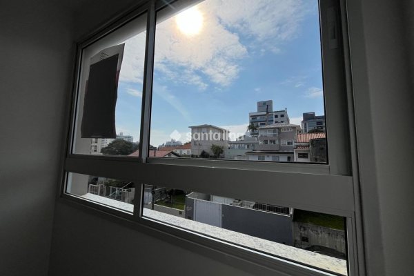 Apartamento à venda com 64m², 2 quartos, 1 suíte, 1 vaga no bairro Coqueiros em Florianópolis