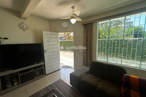 Casa à venda com 129m², 3 quartos, 1 suíte, 2 vagas no bairro Campeche em Florianópolis