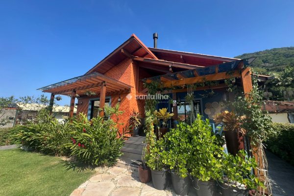 Casa à venda com 242m², 4 quartos, 4 suítes, 5 vagas no bairro Pântano do Sul em Florianópolis