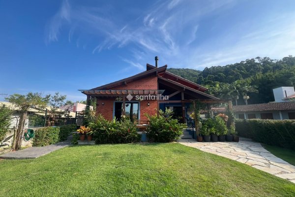 Casa à venda com 242m², 4 quartos, 4 suítes, 5 vagas no bairro Pântano do Sul em Florianópolis