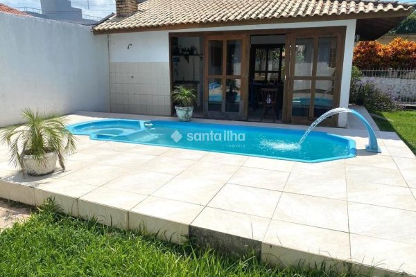 Casa à venda com 142m², 2 quartos, 2 vagas no bairro Campeche em Florianópolis