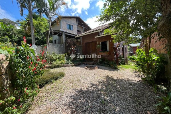 Casa à venda com 90m², 2 quartos, 1 vaga no bairro Armação em Florianópolis