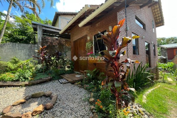 Casa à venda com 90m², 2 quartos, 1 vaga no bairro Armação em Florianópolis