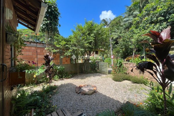 Casa à venda com 90m², 2 quartos, 1 vaga no bairro Armação em Florianópolis
