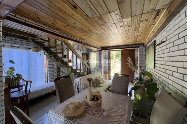 Casa à venda com 90m², 2 quartos, 1 vaga no bairro Armação em Florianópolis
