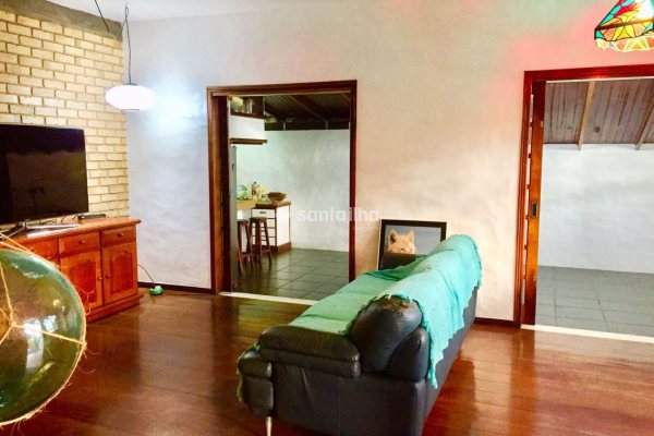 Casa à venda com 300m², 5 quartos, 1 suíte, 5 vagas no bairro Lagoa da Conceição em Florianópolis