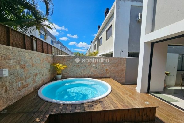 Casa à venda com 137m², 3 quartos, 1 suíte, 2 vagas no bairro Campeche em Florianópolis