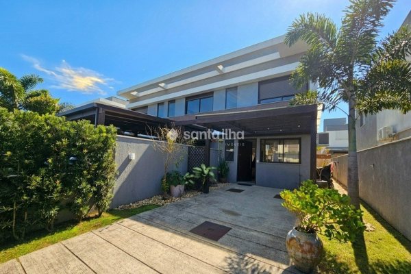 Casa à venda com 137m², 3 quartos, 1 suíte, 2 vagas no bairro Campeche em Florianópolis