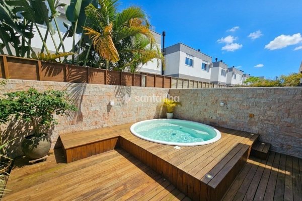 Casa à venda com 137m², 3 quartos, 1 suíte, 2 vagas no bairro Campeche em Florianópolis