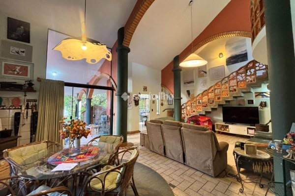 Casa em Condomínio à venda com 226m², 3 quartos, 1 suíte, 4 vagas no bairro Morro das Pedras em Florianópolis