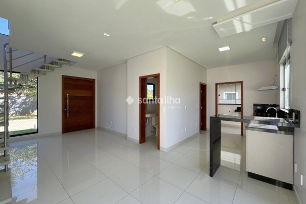 Casa para alugar ou comprar com 199m², 4 quartos, 1 suíte, 4 vagas no bairro Campeche em Florianópolis