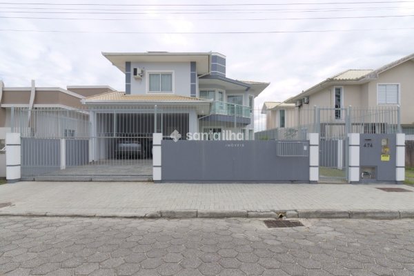 Casa à venda com 250m², 4 quartos, 2 suítes, 2 vagas no bairro Campeche em Florianópolis
