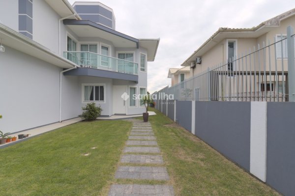 Casa à venda com 250m², 4 quartos, 2 suítes, 2 vagas no bairro Campeche em Florianópolis