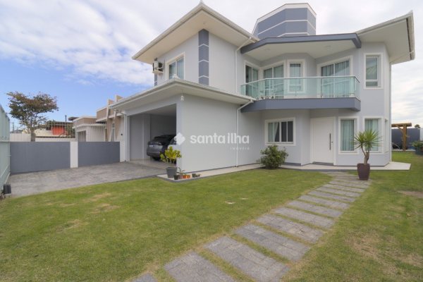 Casa à venda com 250m², 4 quartos, 2 suítes, 2 vagas no bairro Campeche em Florianópolis