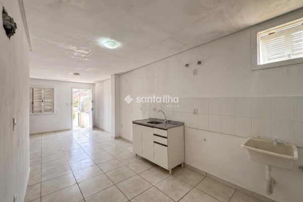 Casa para alugar com 61m², 2 quartos, 1 vaga no bairro Campeche em Florianopolis