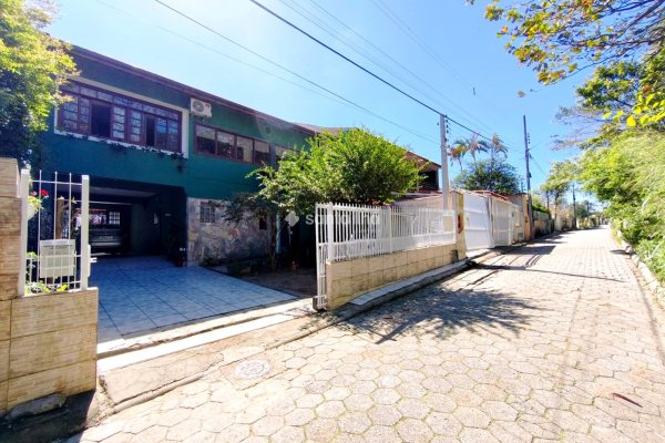Casa à venda com 230m², 4 quartos, 1 suíte, 2 vagas no bairro Tapera em Florianópolis