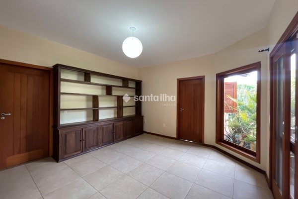 Casa em Condomínio para alugar ou comprar com 320m², 5 quartos, 5 suítes, 4 vagas no bairro Rio Tavares em Florianópolis