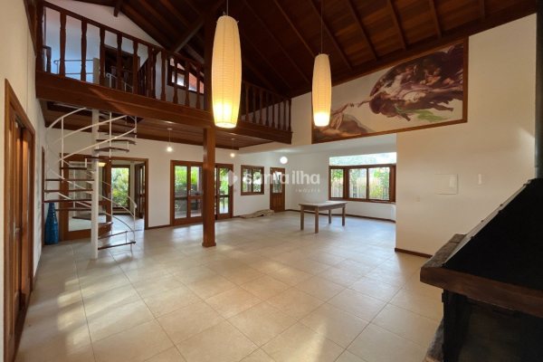 Casa em Condomínio para alugar ou comprar com 320m², 5 quartos, 5 suítes, 4 vagas no bairro Rio Tavares em Florianópolis