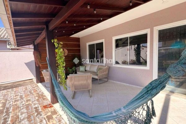 Casa à venda com 168m², 3 quartos, 1 suíte, 2 vagas no bairro Campeche em Florianópolis