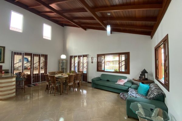 Casa para alugar ou comprar com 170m², 4 quartos, 2 suítes, 4 vagas no bairro Armação em Florianópolis