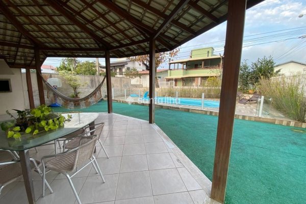 Casa para alugar ou comprar com 170m², 4 quartos, 2 suítes, 4 vagas no bairro Armação em Florianópolis