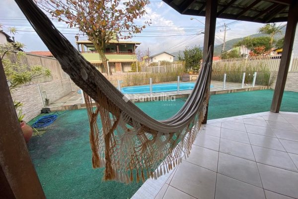Casa para alugar ou comprar com 170m², 4 quartos, 2 suítes, 4 vagas no bairro Armação em Florianópolis