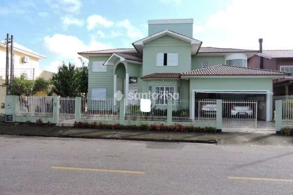 Casa à venda com 245m², 4 quartos, 1 suíte, 2 vagas no bairro Campeche em Florianópolis