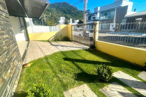 Casa à venda com 184m², 3 quartos, 1 suíte, 1 vaga no bairro Ribeirão da Ilha em Florianópolis