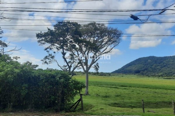 Terreno à venda com 1.876m², 1 quarto, 4 vagas no bairro Pântano do Sul em Florianópolis